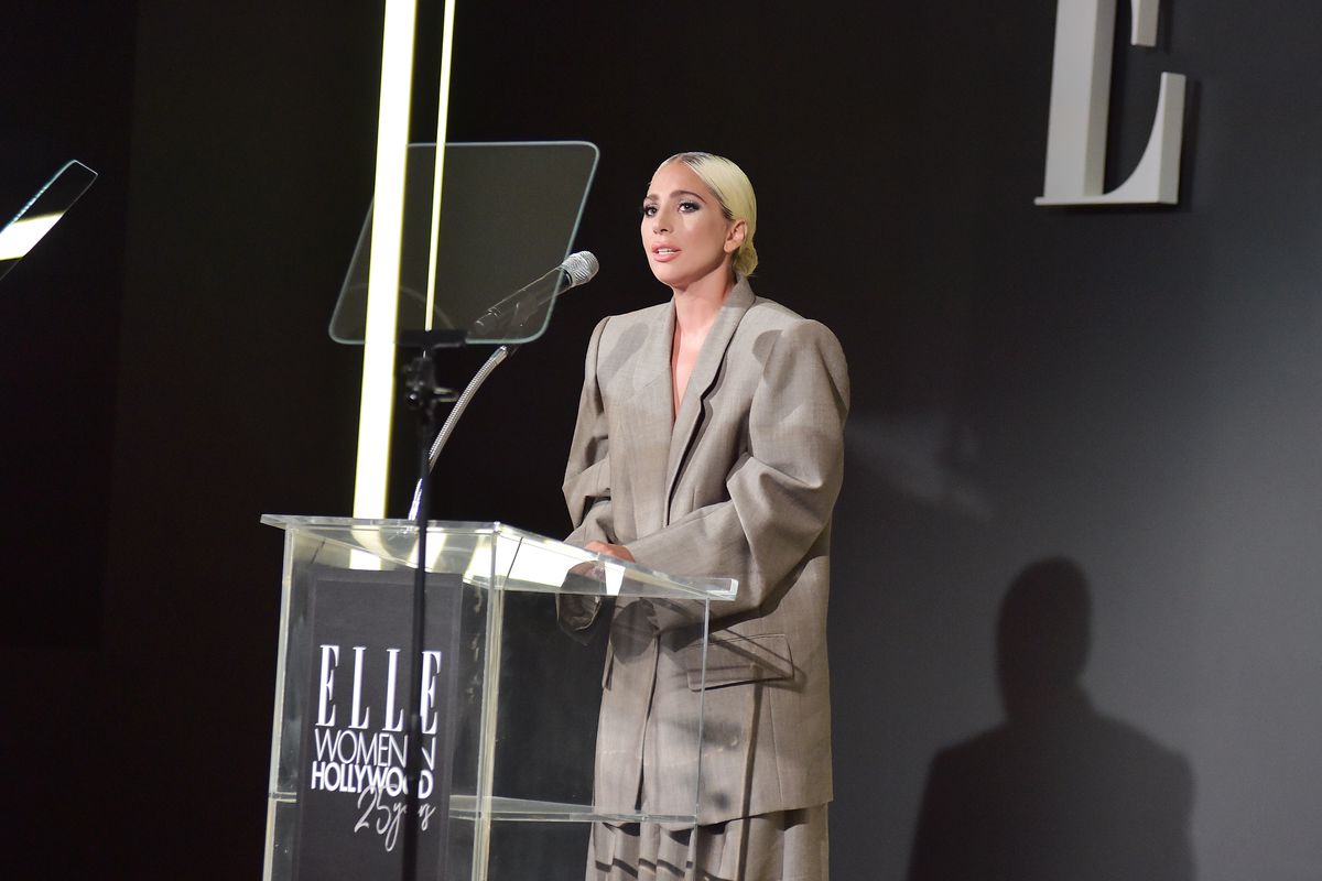 Perché Lady Gaga ha indossato un tailleur oversize?