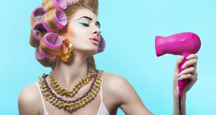 Come si mettono i bigodini adesivi - Donna Glamour