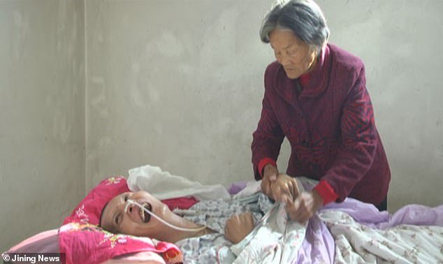 Un uomo, in coma da 12 anni, si risveglia e trova la madre anziana al suo capezzale.