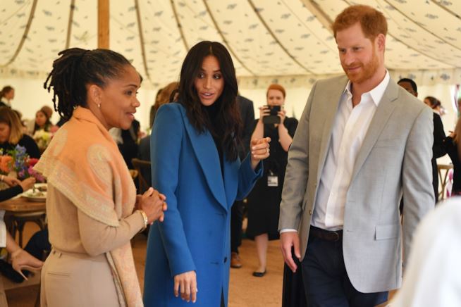 Meghan Markle, la mamma invitata dalla Regina per Natale. Mai successo per Kate