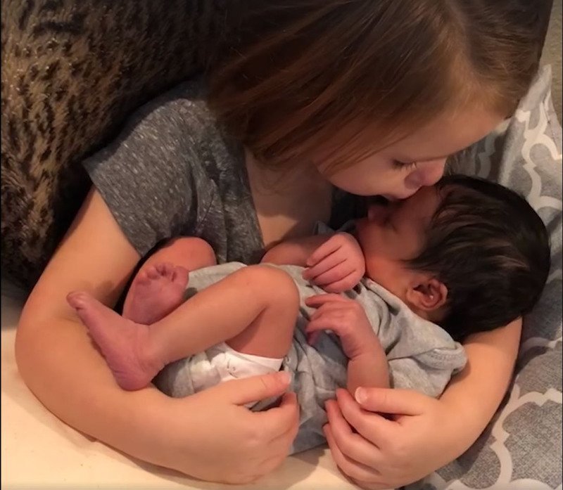 Bimba incontra suo cugino appena nato: la sua reazione è tenerissima