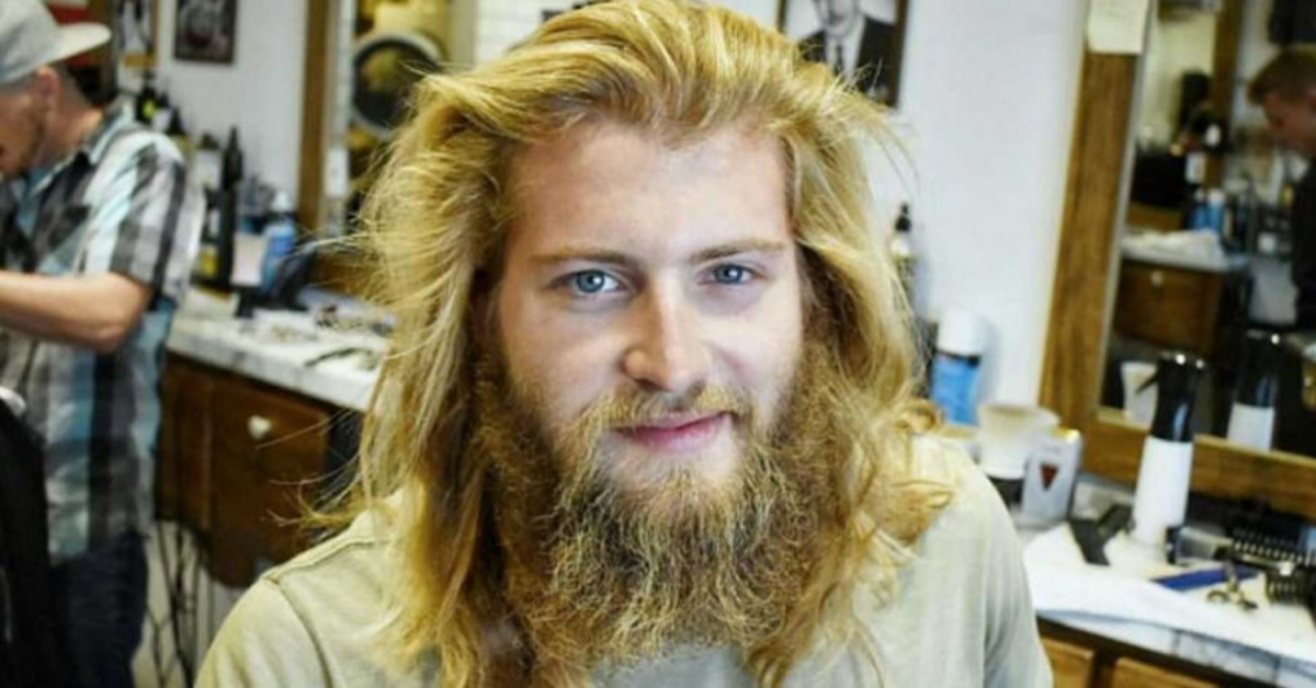 Ragazzo diventa una persona nuova dopo un taglio di capelli