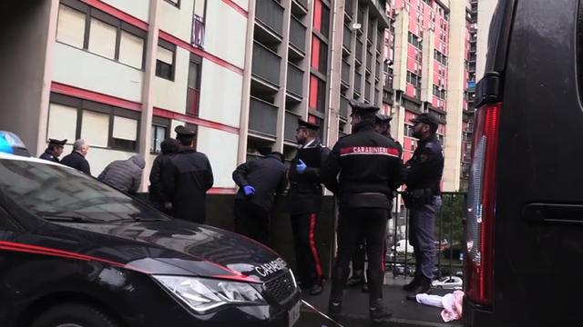 Donna giù dal terrazzo, trovata decapitata in strada