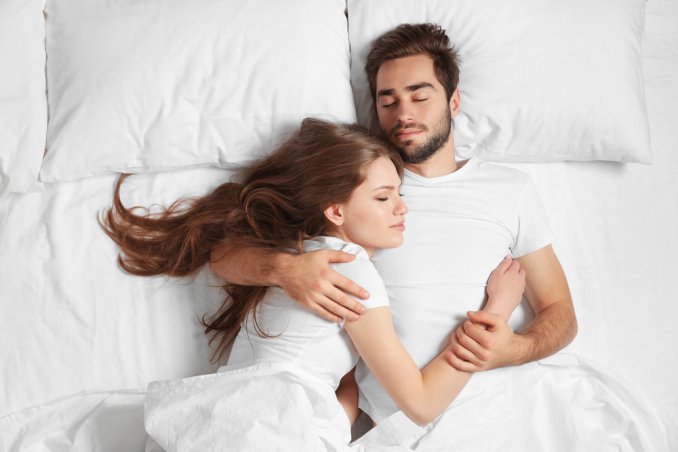 Dormire insieme: le posizioni che rivelano come sta la coppia