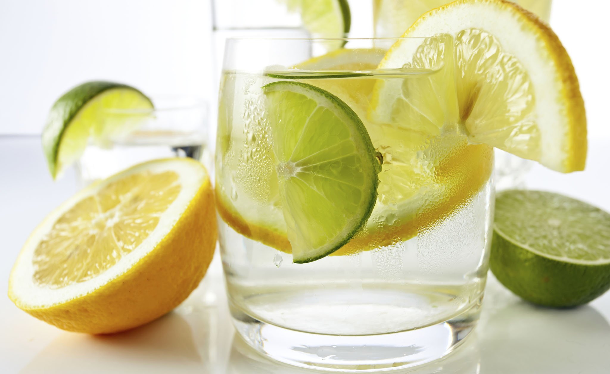 Cosa succede al tuo corpo quando bevi acqua e limone