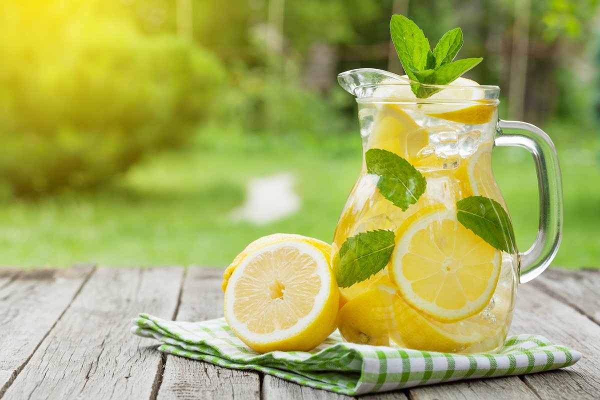 Cosa succede al tuo corpo quando bevi acqua e limone