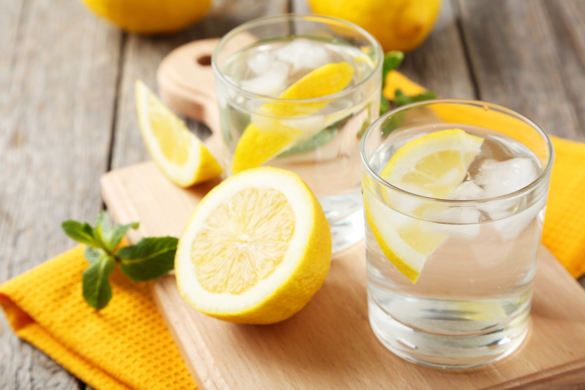 Cosa succede al tuo corpo quando bevi acqua e limone
