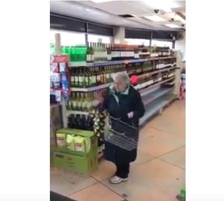 anziana-signora-da-sfogo-alla-sua-allegria-in-un-supermercato