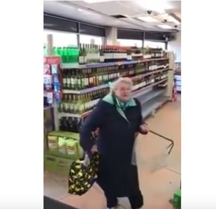 anziana-signora-da-sfogo-alla-sua-allegria-in-un-supermercato1