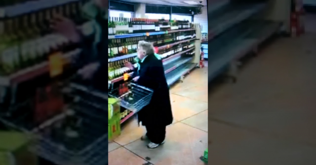 anziana-signora-da-sfogo-alla-sua-allegria-in-un-supermercato2