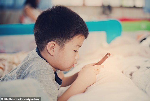 I bambini trascorrono sempre più tempo davanti a tablet e smartphone