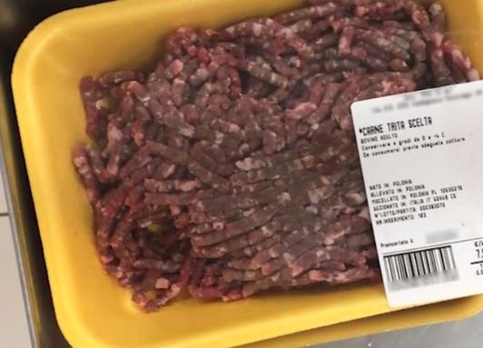 "Nei supermercati riciclano il cibo scaduto", inchiesta shock delle Iene