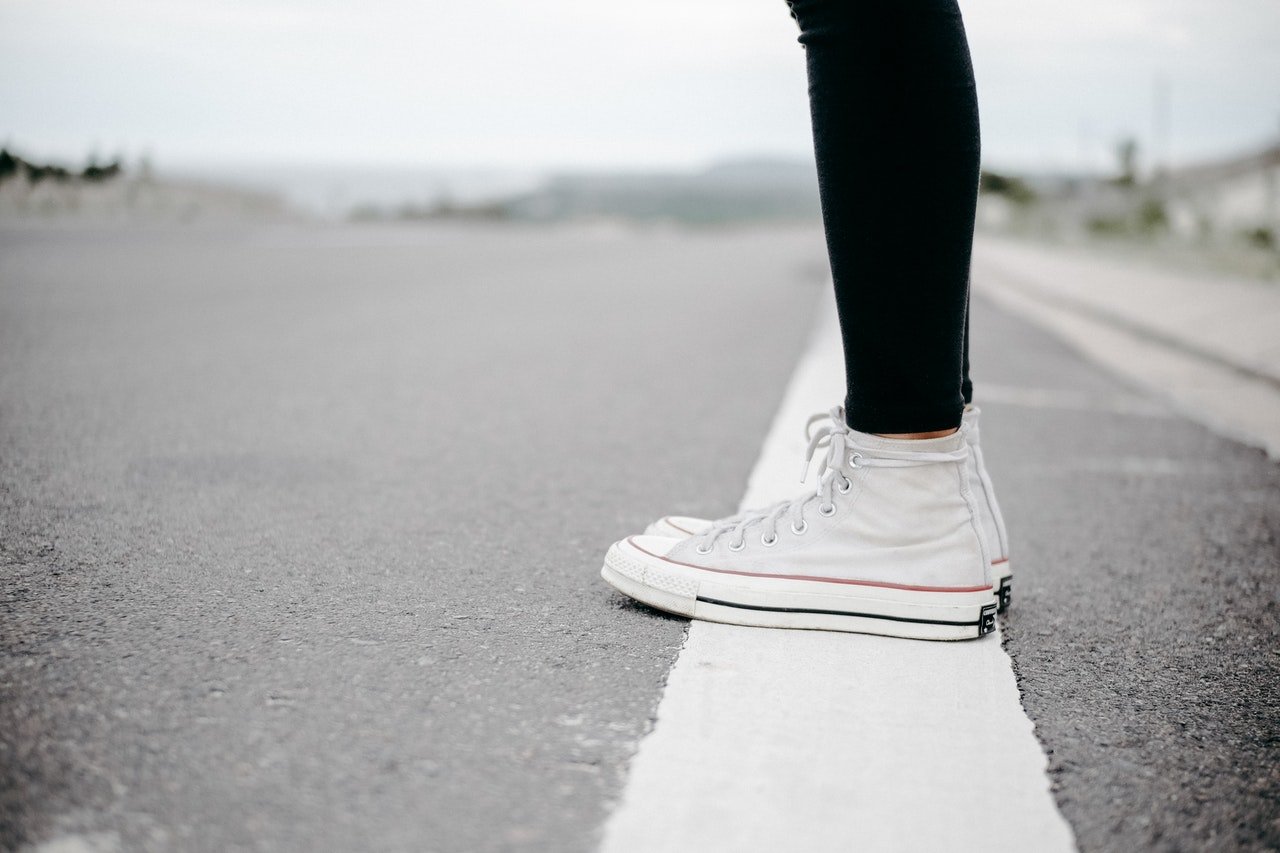 Come indossare le Converse: gli outfit a cui ispirarti
