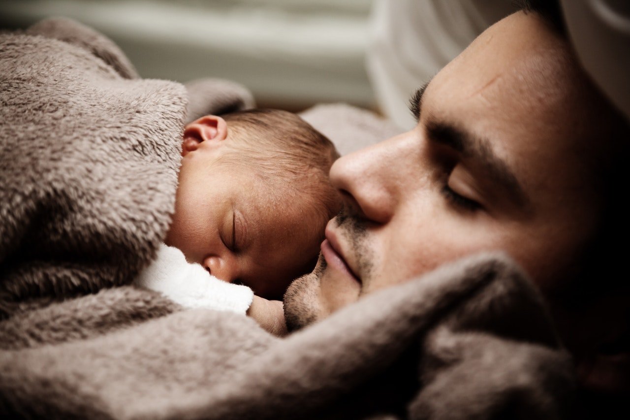 La depressione post-partum colpisce anche i papà