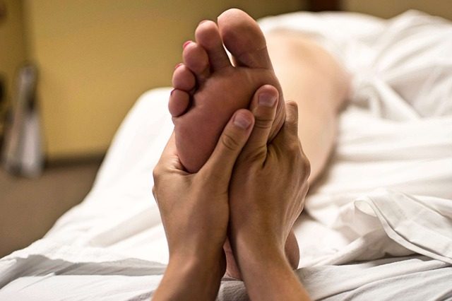 massaggio ai piedi con oli essenziali