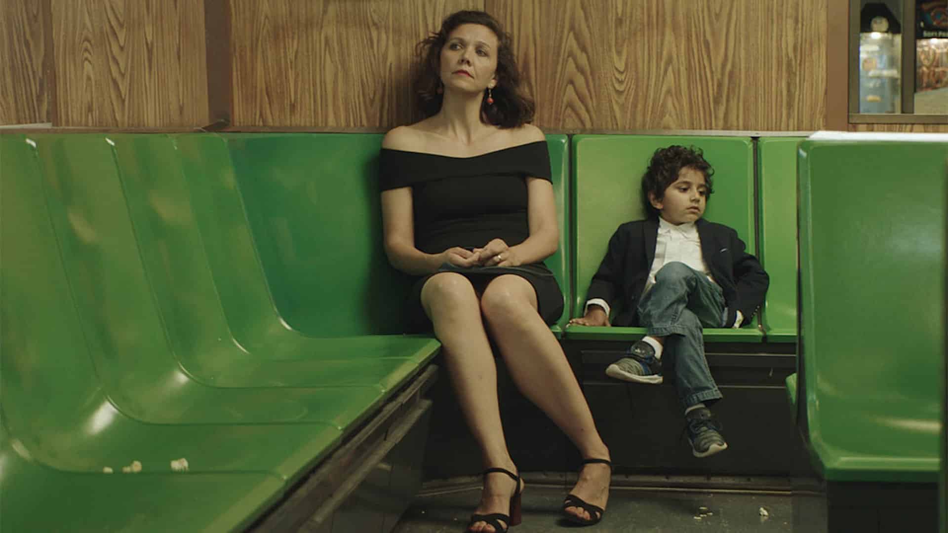 Lontano da qui: il trailer del film con Maggie Gyllenhaal