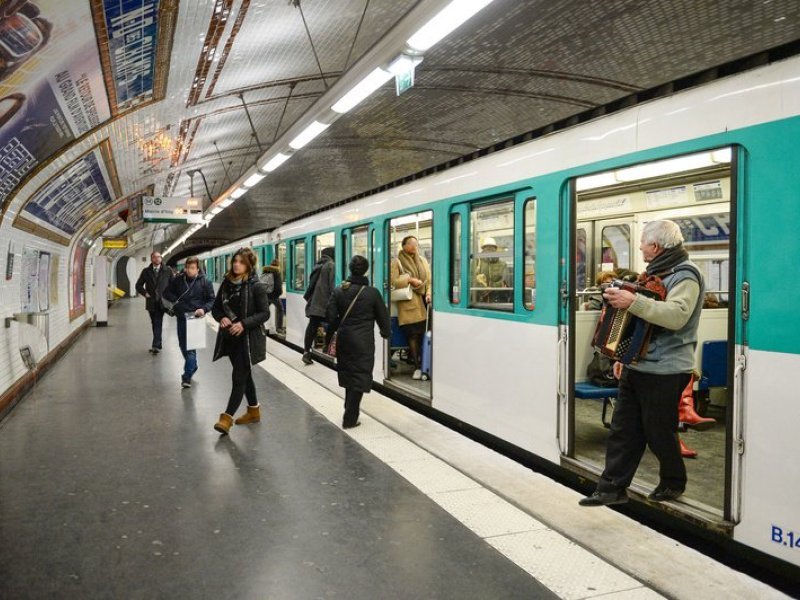 Bimbo nasce nella metro, madre aiutata da un medico a bordo