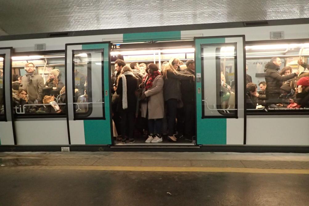 Bimbo nasce nella metro, madre aiutata da un medico a bordo