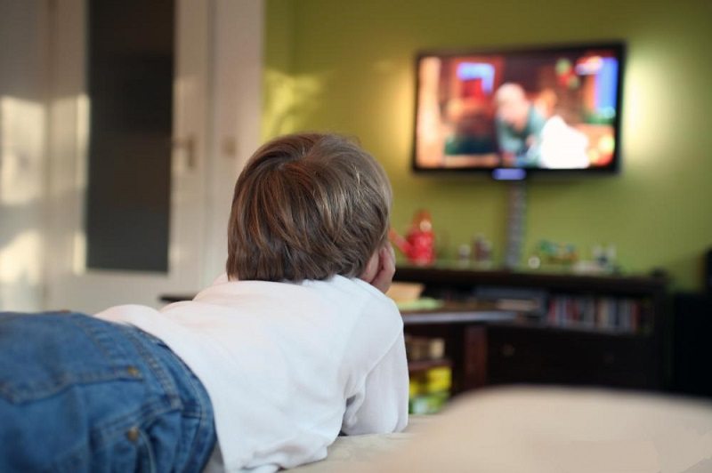 I bambini trascorrono sempre più tempo davanti a tablet e smartphone