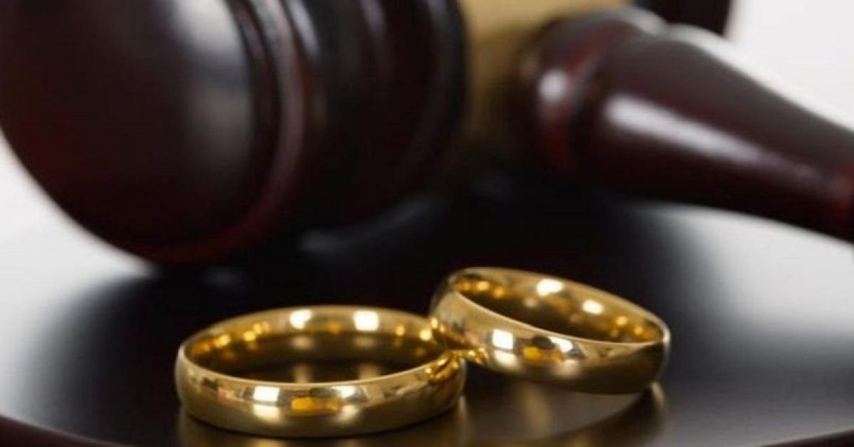 Anziano scopre che la moglie l'ha tradito 30 anni fa e chiede il divorzio