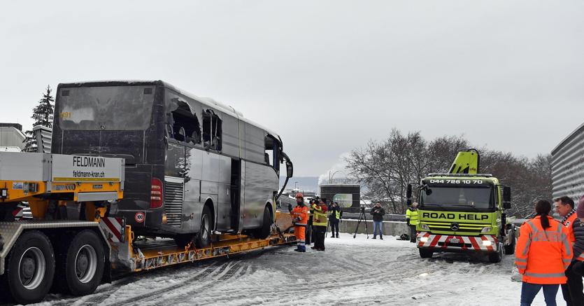 Pullman contro muro: una donna morta e 41 feriti