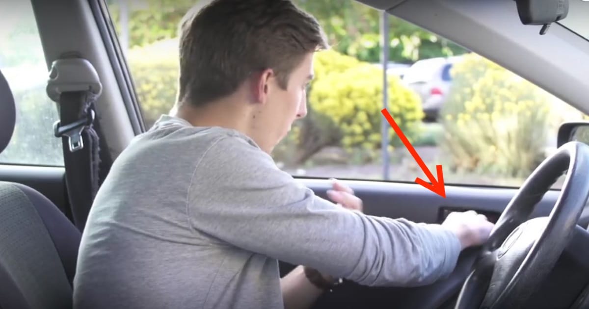 Ecco perché è meglio aprire lo sportello dell'auto con la mano sinistra