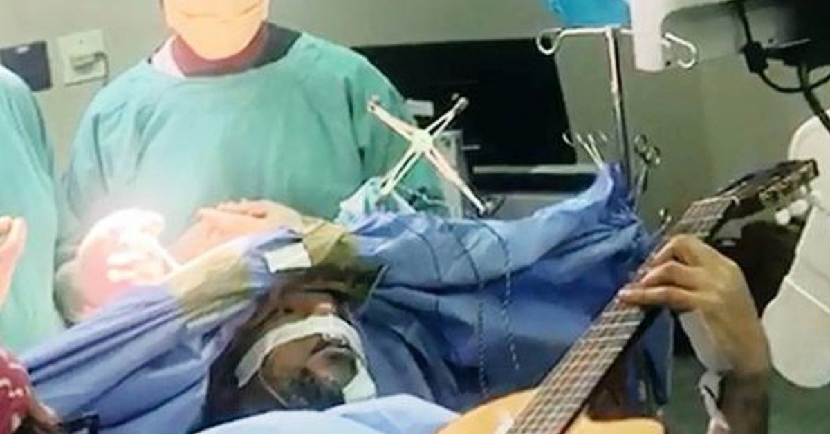 Musicista suona la chitarra mentre lo stanno operando al cervello