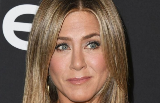 jennifer-aniston-social