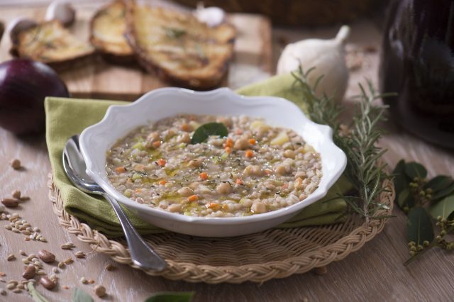 Zuppa di cereali e legumi