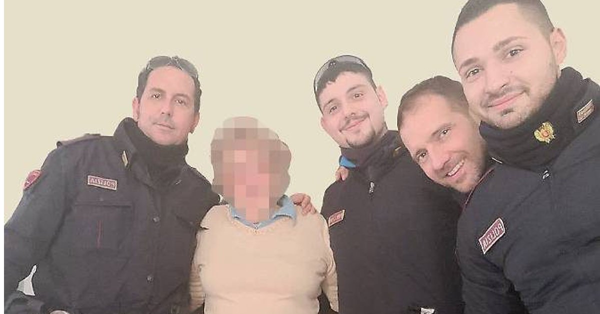 “Pronto, polizia? Buon Natale, sono sola in casa” e i poliziotti vanno a trovarla