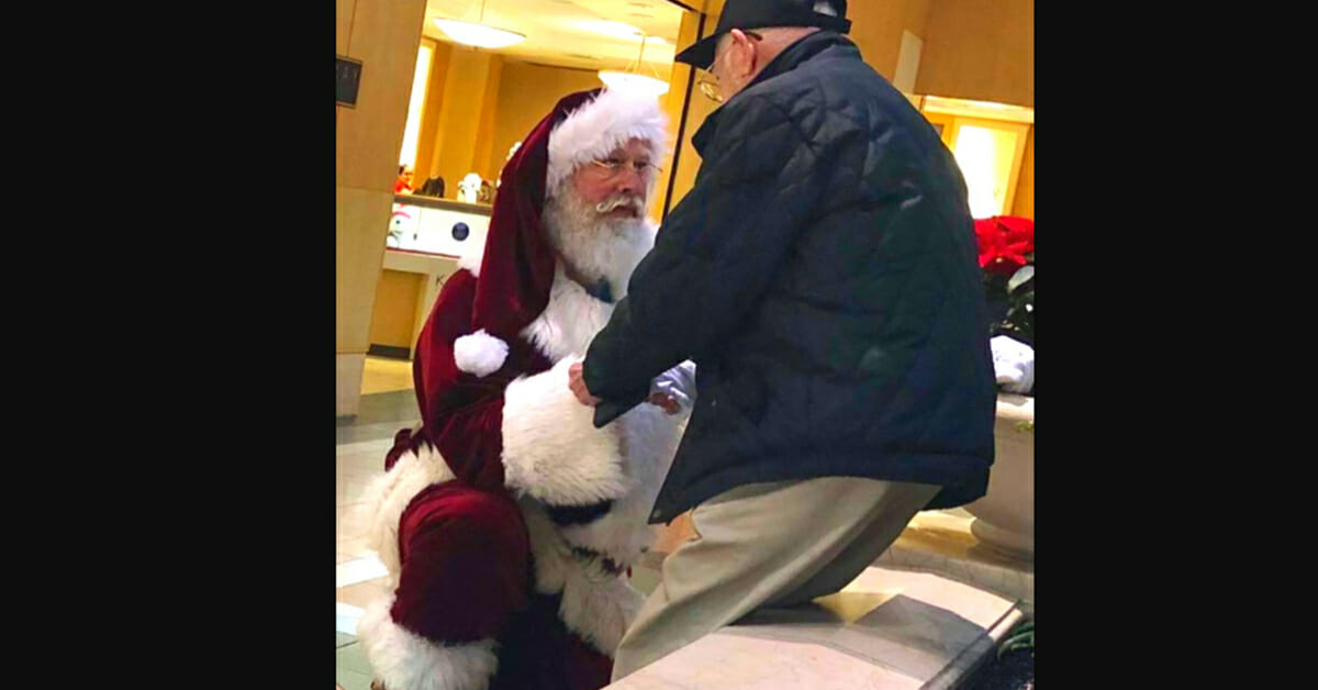 Una donna di nome Gina cattura il momento in cui Babbo Natale si inginocchia davanti un anziano signore