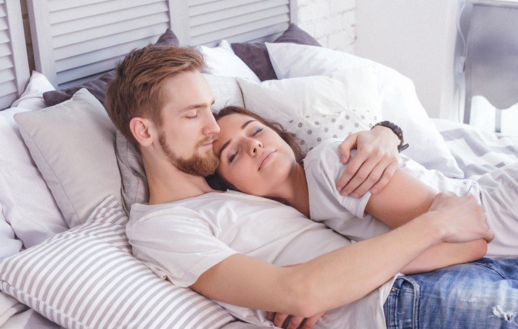 11 cose che le coppie che si amano fanno prima di andare a letto