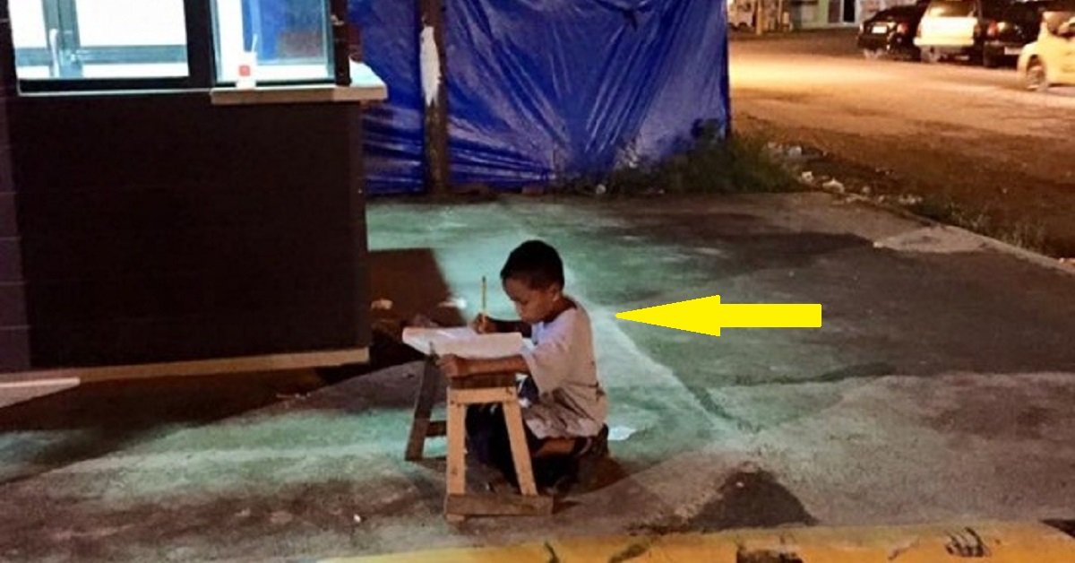 il-bambino-studiava-seduto-in-strada-sotto-la-luce-di-una-finestra