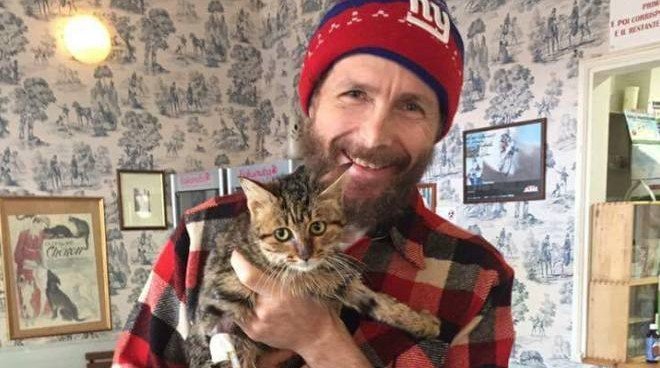 Jovanotti e la moglie hanno donato 23 quintali di cibo a un canile