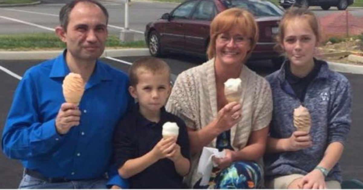 Scatta foto a famiglia che mangia gelato. Giorni dopo riceve SMS che la sconvolge