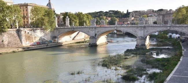 Donna si lancia sul Tevere, sparite le due figlie piccole