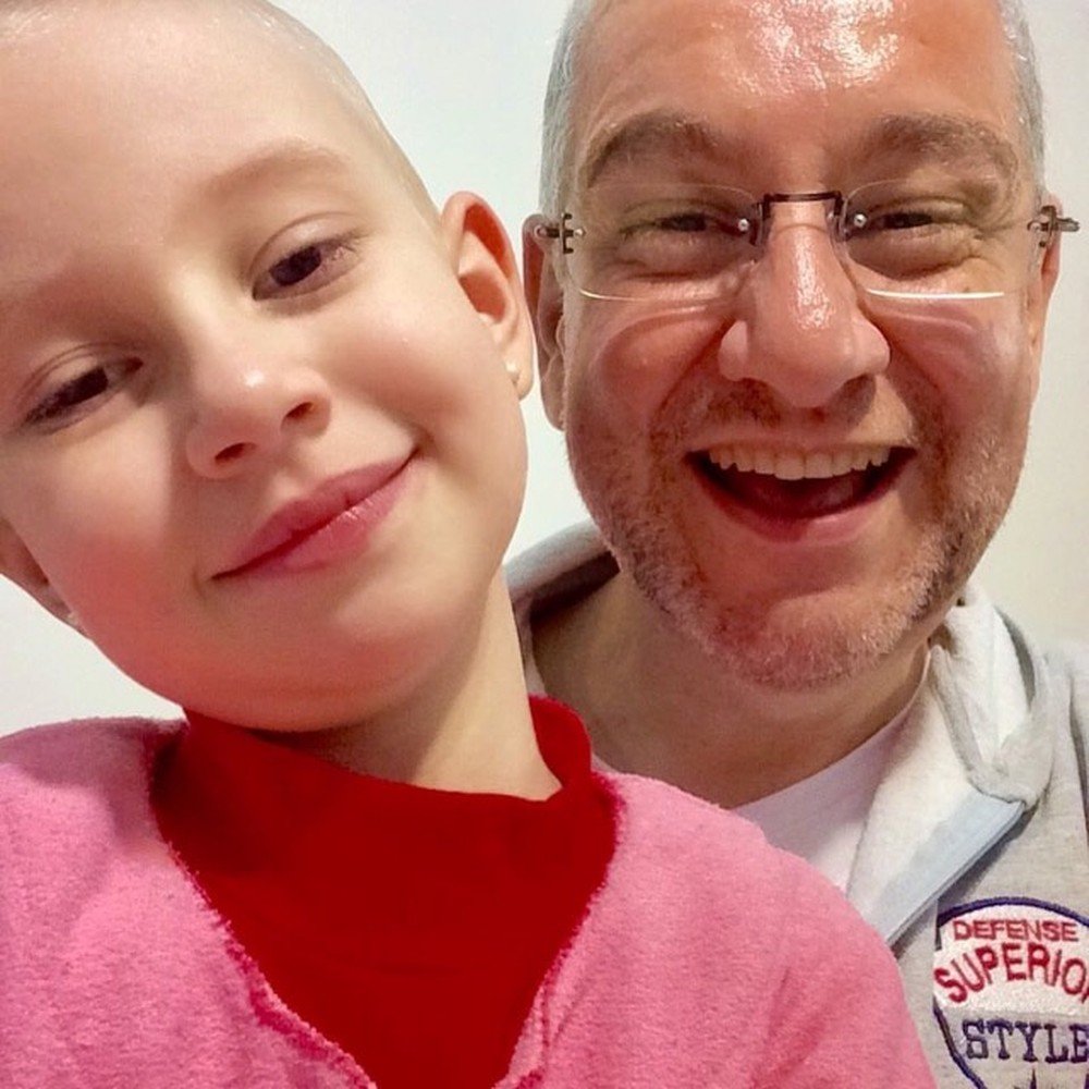 Un padre scopre che la figlia di 4 anni ha il cancro e fa un gesto bellissimo