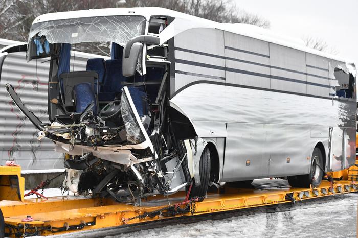 Pullman contro muro: una donna morta e 41 feriti