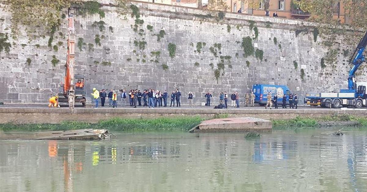 Donna si lancia sul Tevere, sparite le due figlie piccole