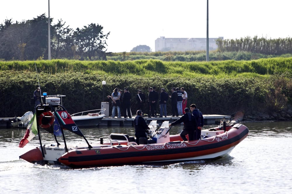 Donna si lancia sul Tevere, sparite le due figlie piccole