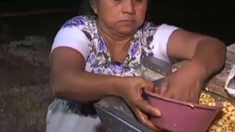 Anziana prepara fino a 6mila tortillas al giorno per aiutare la sua famiglia