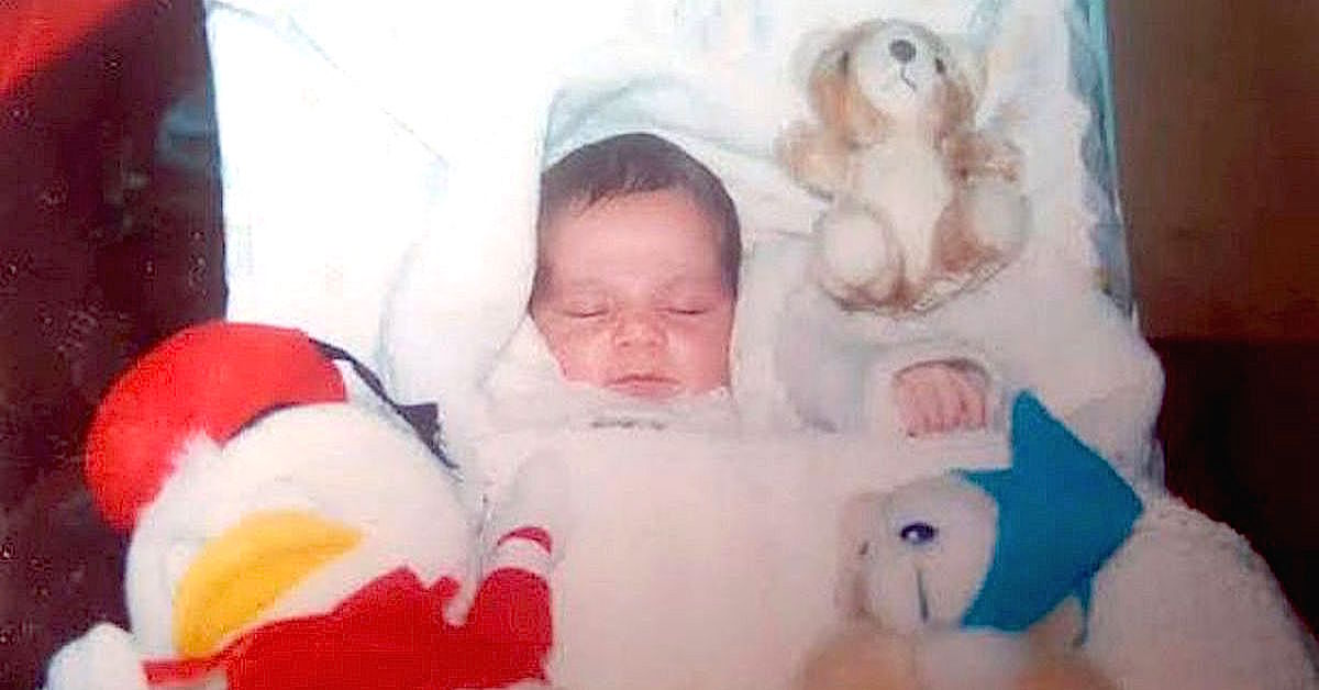 Abbandona sua figlia in una cabina telefonica. Uno sconosciuto la trova per primo