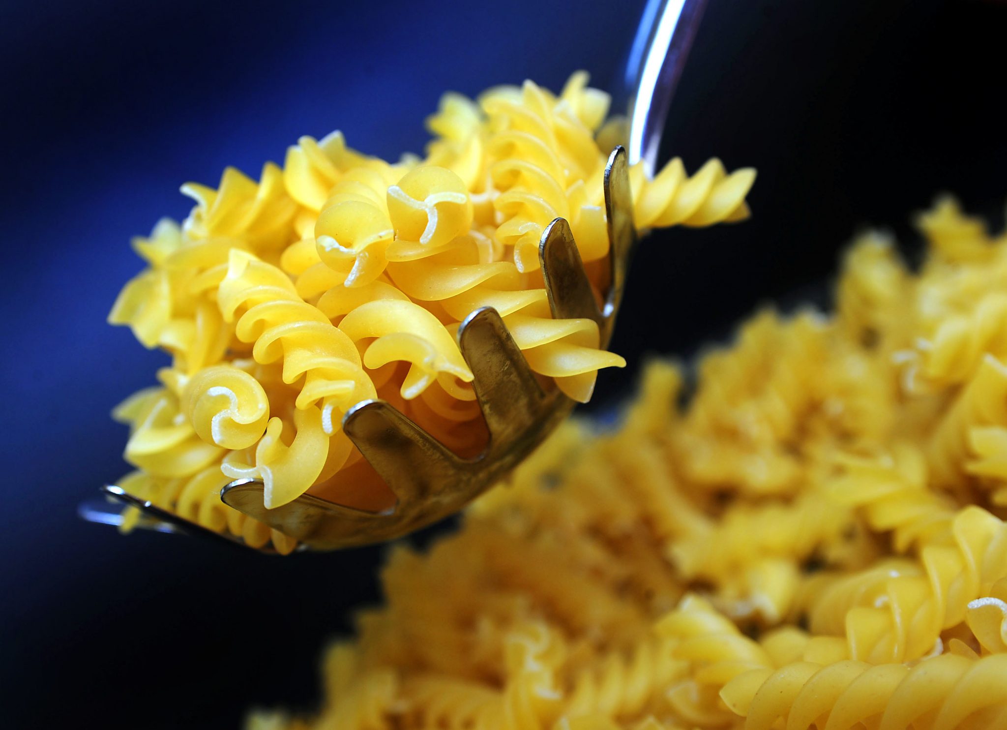 Studente di 20 anni muore dopo aver mangiato pasta cucinata 5 giorni prima