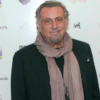Andrea Roncato è un attore molto amato dal pubblico italiano, soprattutto grazie ai film di successo che ha interpretato tra gli anni 80 e 90, in coppia soprattutto con Gigi Sammarchi. Oggi, all'età di 71 anni, l'artista è molto impegnato tra teatro e cinema (presto ne usciranno due, l'uno diretto da Pupi Avati, l'altro da Paolo Virzì). FOTO 1 Intervistato dai microfoni di Radio 2, nel programma I Lunatici, Roncato ha voluto, una volta per tutte, smentire le voci che sostengono che sia avvezzo ad alcol e droghe: "Sono venti anni che non bevo neanche un alcolico, non fumo e non mi drogo. Quelle erano notti brave, eccessi, stronzate. Averne parlato è stato un problema. Io pensavo di fare bene, e invece no. Sono state cose passeggere, aleatorie, e invece si è creata un immagine di Andrea Roncato che non corrisponde al vero. Io ne ho parlato pensando di poter aiutare anche i più giovani a non fare certe cose, perché fare certe cose è una cavolata. E invece non sia mai. Ancora adesso può capitare che apro internet e leggo che sono stato nel tunnel della droga. Ma quale tunnel. Io un giorno mi sono alzato e ho detto che certe cose non avrei più voluto farle e ho deciso di smettere. Ci ho messo due minuti ad uscire dal tunnel". FOTO 2 Roncato ha aggiunto: “Io sono stato cretino, ma non me ne pento di aver parlato di queste cose. In realtà poi tutti le fanno, nessuno lo dice. Sono stato l’unico sincero, insieme a Fiorello e a pochi altri. È pieno di bugiardi che fanno i perbenisti e invece sai benissimo che di nascosto fanno di tutto". FOTO 3 Nel passato di Andrea Roncato c'è anche un bambino mai nato: "Ho scritto un libro con una poesia dedicata a un bambino mai nato perché feci abortire la sua mamma" [...] " Non cinquanta, come leggo. Ne ho fatto fare uno e ho dedicato una poesia a questo bambino mai nato, pentendomi della mia decisione e dicendo a tutti che ho fatto una stronzata. Però poi oggi leggo di tunnel della droga, di venti aborti, di cose così. Purtroppo se i giornali titolano che faccio l'ambasciatore per i bambini disabili nel mondo, che mantengo due canili, che faccio film con Avati e Virzì, non gliene frega niente a nessuno".