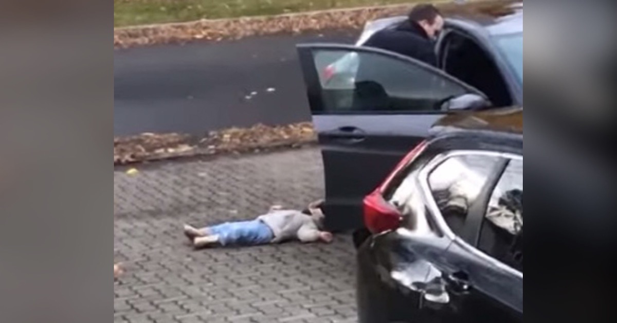 La bimba fa i capricci, il papà la porta come una busta della spesa