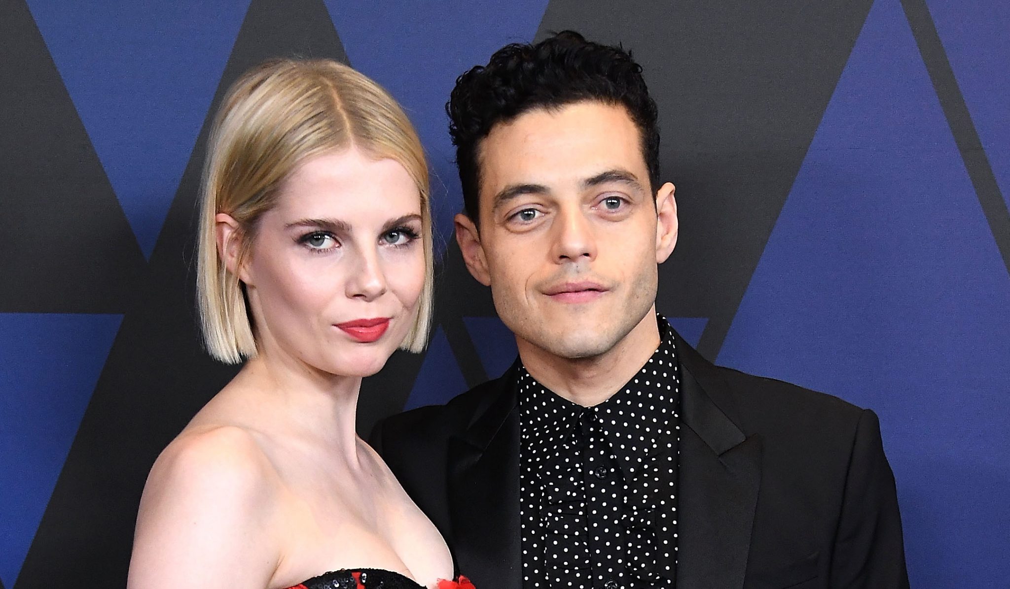 Rami Malek e Lucy Boynton fidanzati: amore sbocciato sul set