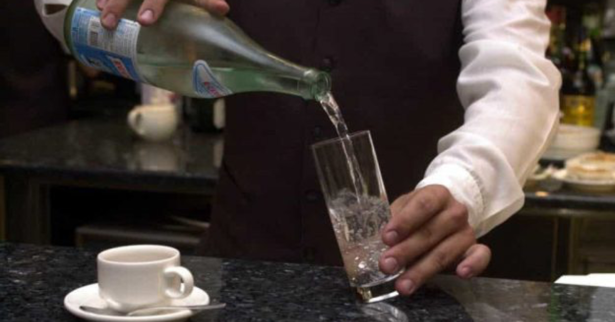 Detersivo al posto dell’acqua, giovane cliente di un bar in condizioni gravissime