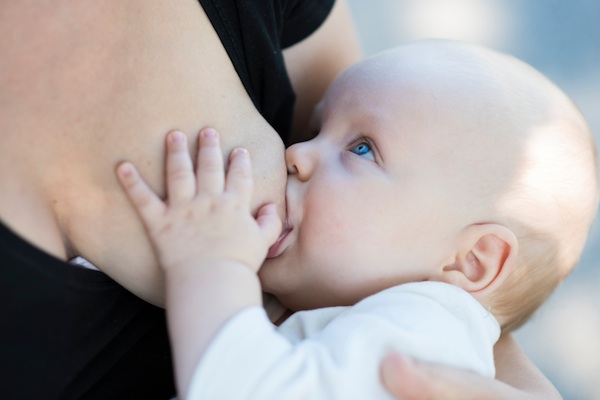 perché-i-bambini-amano-toccare-il-seno-libero-della-madre 2