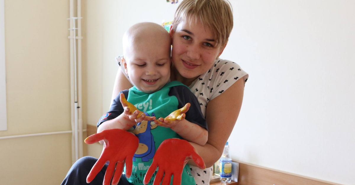 Bimbo di 4 anni con la leucemia crea giocattoli per pagarsi le cure