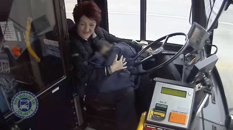 Madre lascia bimbo di 1 anno fuori casa, salvato dall'autista di un bus